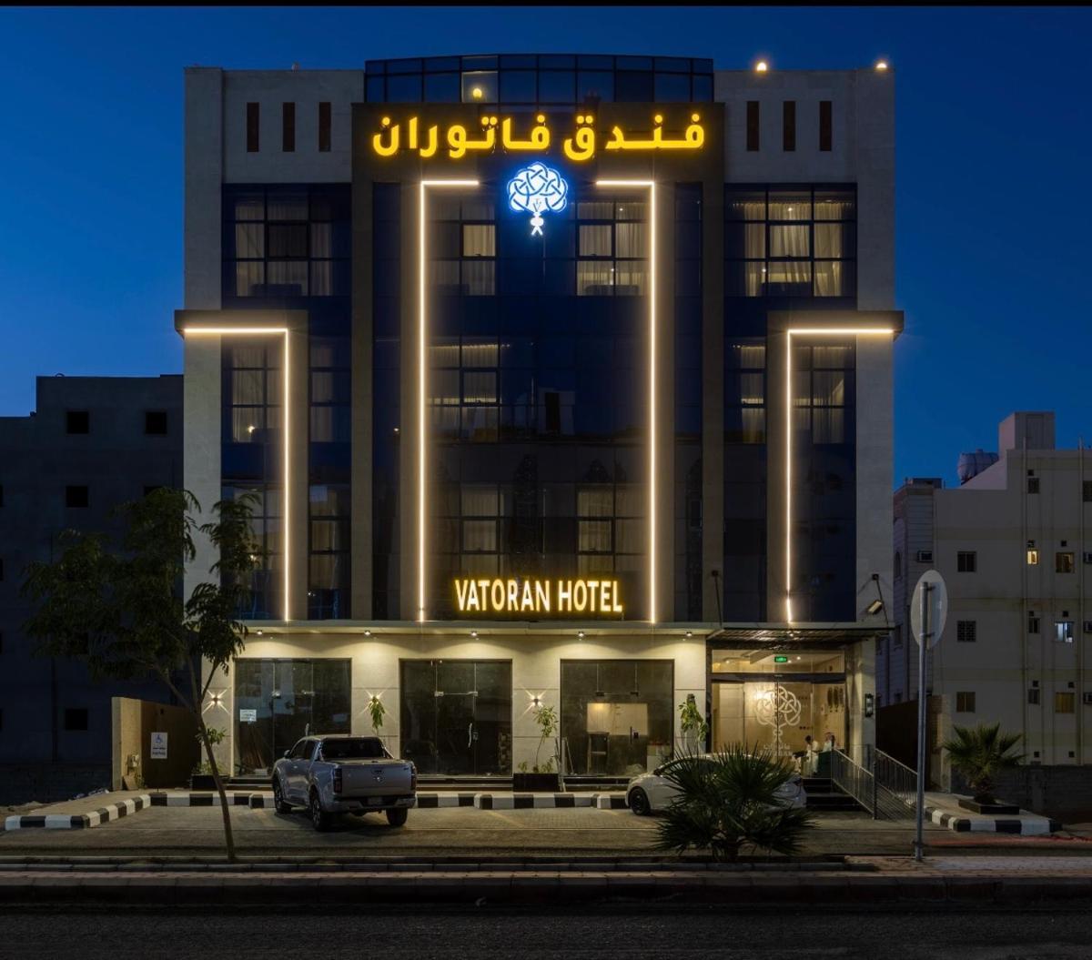 واجهة الفندق · ليلاً